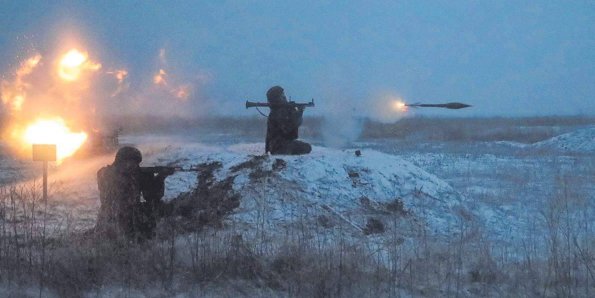 Militares rusos realizan simulacros en la región de Rostov.