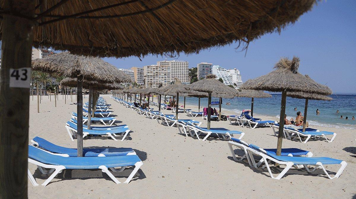 Multitud de hamacas vacías en la playa de Magaluf (Mallorca), uno de los principales destinos del turismo británico en años anteriores, el pasado 30 de julio.
