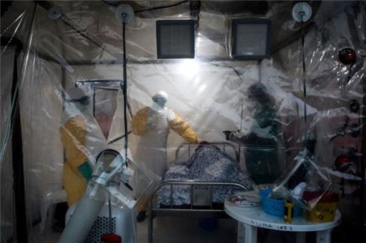Tres médicos atienden a un enfermo de ébola en la República Democrática del Congo Tres médicos atienden a un enfermo de ébola en la República Democrática del Congo