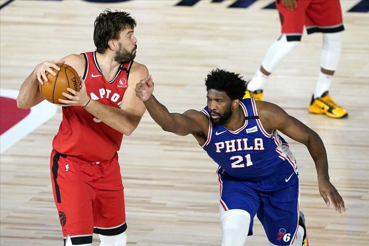 Marc Gasol controla el balón en presencia de Embiid Marc Gasol controla el balón en presencia de Embiid
