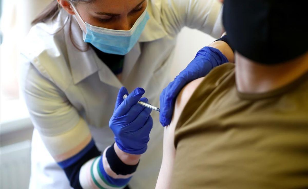 Un soldado recibe la vacuna de Pfizer-BioNTech, en un centro médico de Letonia. Un soldado recibe la vacuna de Pfizer-BioNTech, en un centro médico de Letonia.
