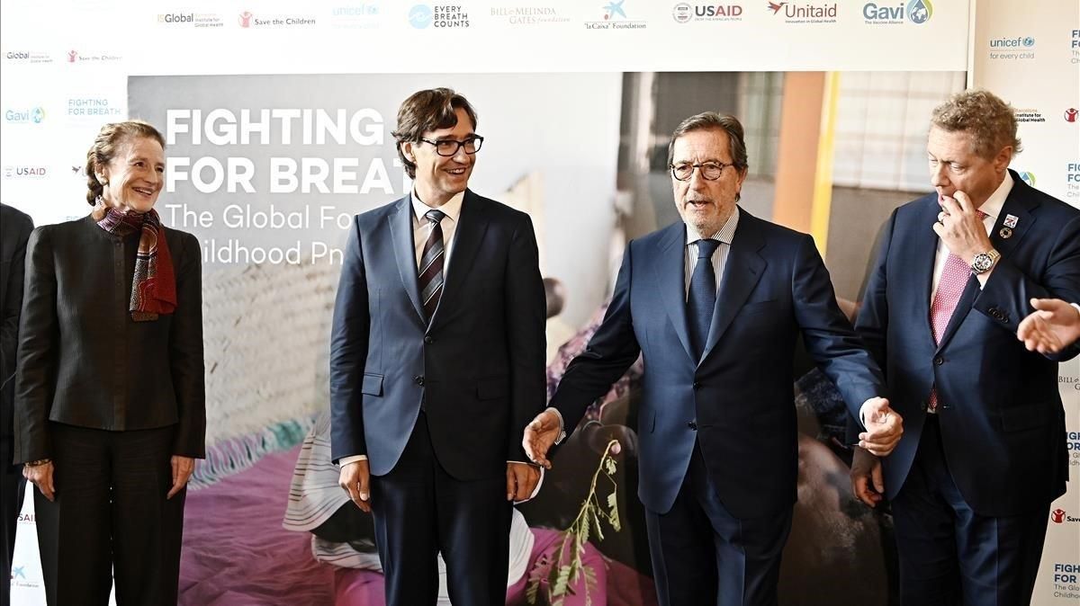 El Ministro de Sanidad, Salvador Illa (segundo por la izquierda), en la inauguración del Foro Global sobre Neumonía Infantil, este miércoles en Cosmocaixa. El Ministro de Sanidad, Salvador Illa (segundo por la izquierda), en la inauguración del Foro Global sobre Neumonía Infantil, este miércoles en Cosmocaixa.