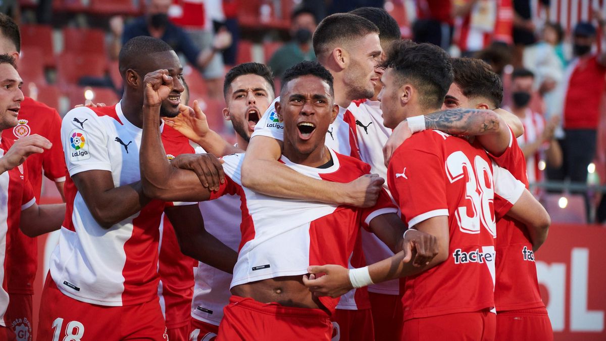 Bárcenas, en el centro, celebra el primer gol del Girona. Bárcenas, en el centro, celebra el primer gol del Girona.