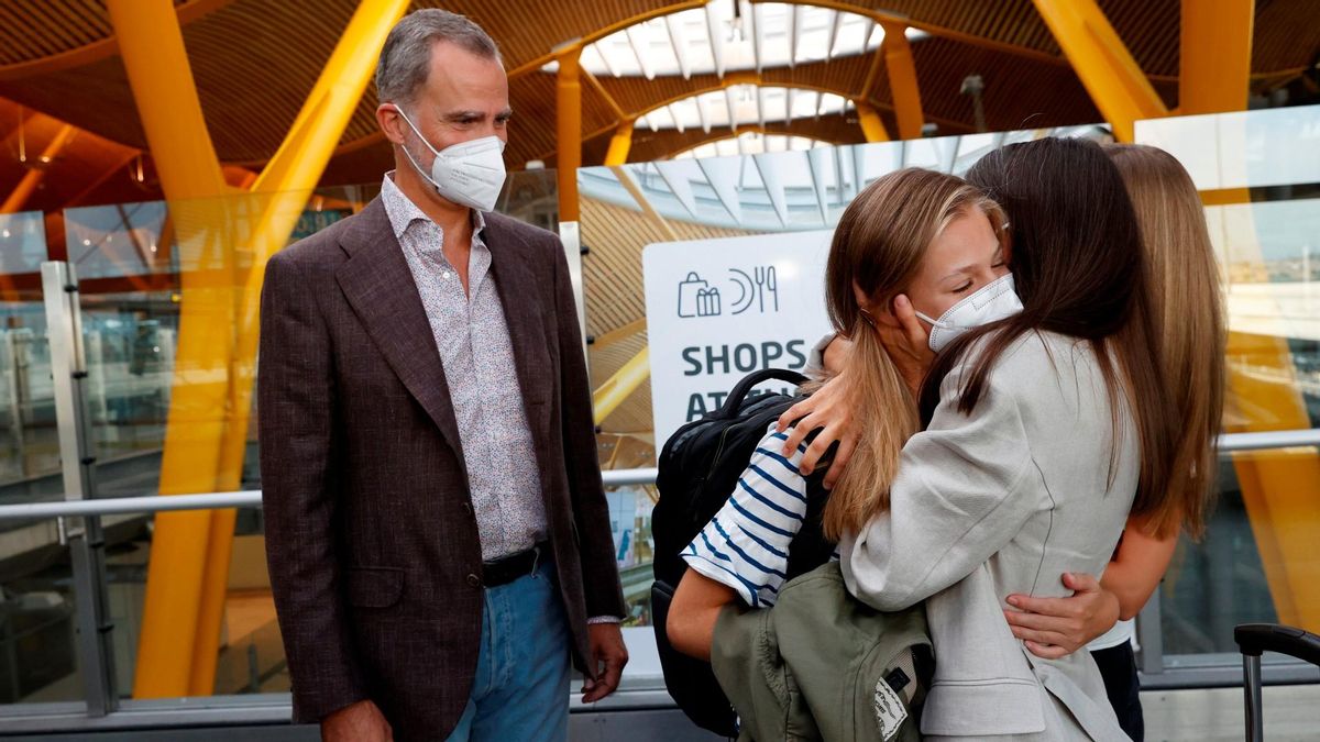 La princesa Leonor y su madre, la reina Letizia, se funden en un profundo abrazo, al que se une la infanta Sofía y ante la mirada del rey Felipe en la despedida en el aeropuerto de Madrid, este lunes. La princesa Leonor y su madre, la reina Letizia, se funden en un profundo abrazo, al que se une la infanta Sofía y ante la mirada del rey Felipe en la despedida en el aeropuerto de Madrid, este lunes.