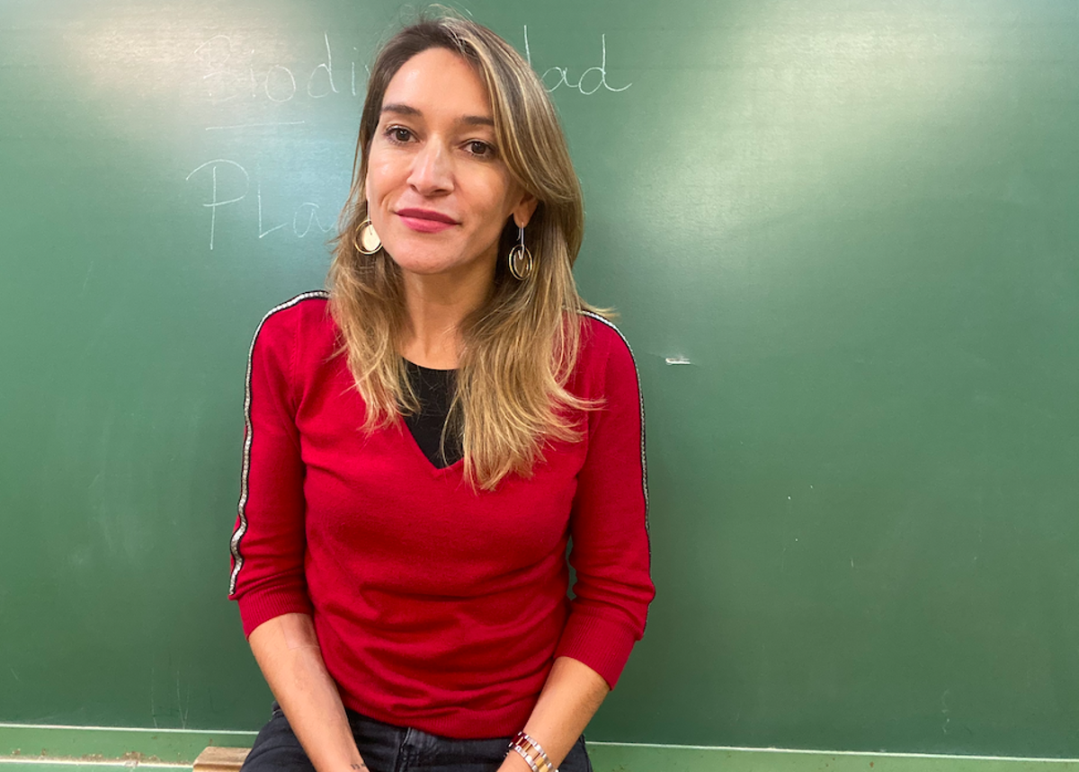 La maestra gallega Miriam Campos Leirós, en el colegio donde trabaja.
