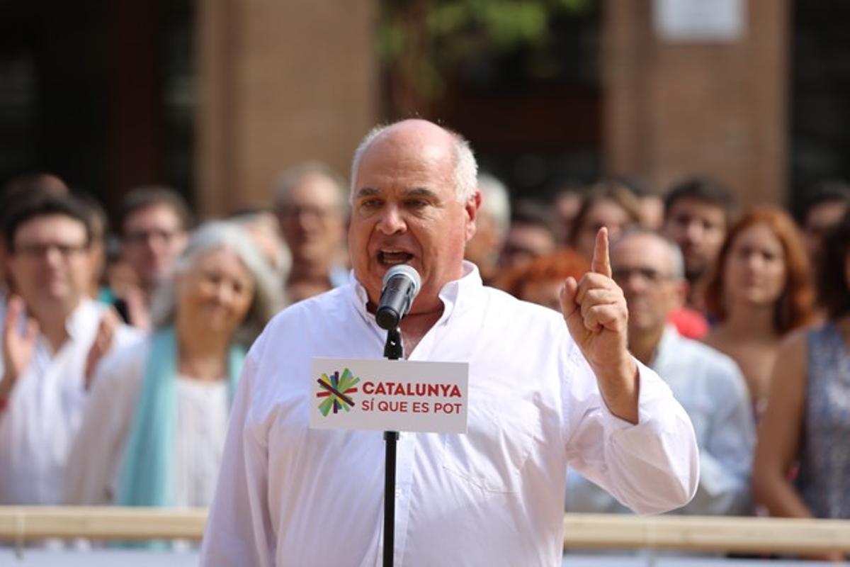 Lluís Rabell, en la presentación de los candidatos de Catalunya Sí que es pot, este domingo en el parque de la Sedeta.