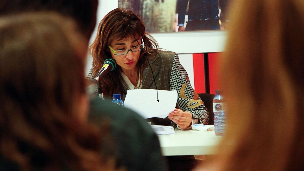 La escritora Eva Piquer, recitando un poema de Salvador Iborra en el 2011. La escritora Eva Piquer, recitando un poema de Salvador Iborra en el 2011.