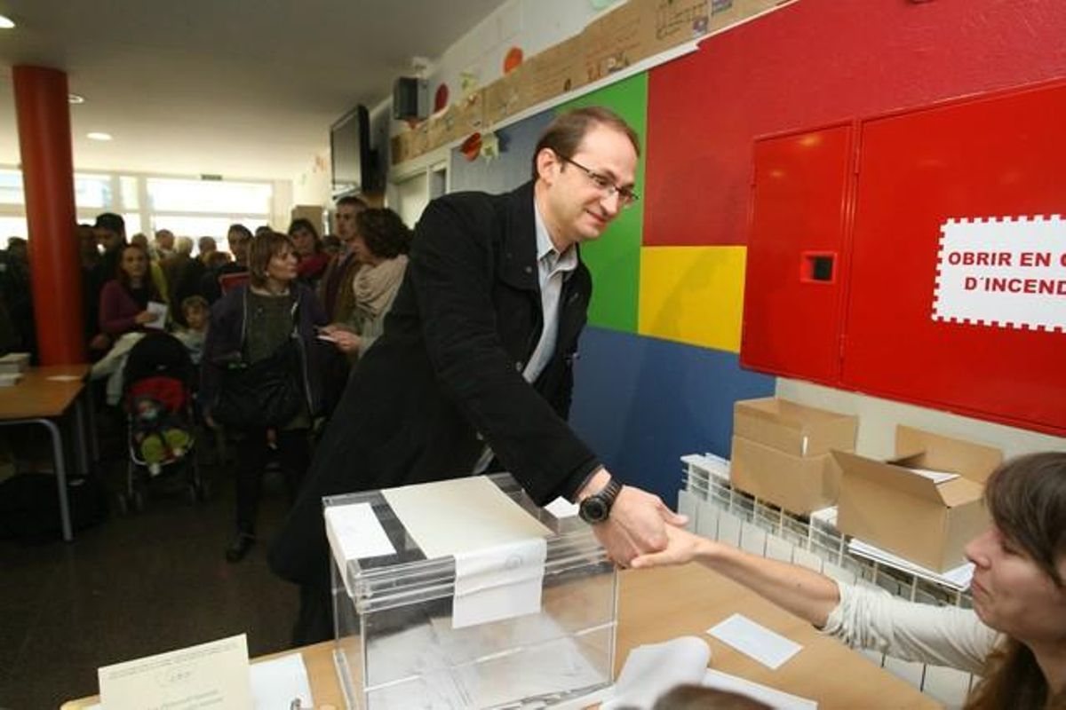 El candidato de ICV-EUiA, Joan Herrera, ejerce su derecho al voto en el Poblenou (Barcelona). El candidato de ICV-EUiA, Joan Herrera, ejerce su derecho al voto en el Poblenou (Barcelona).
