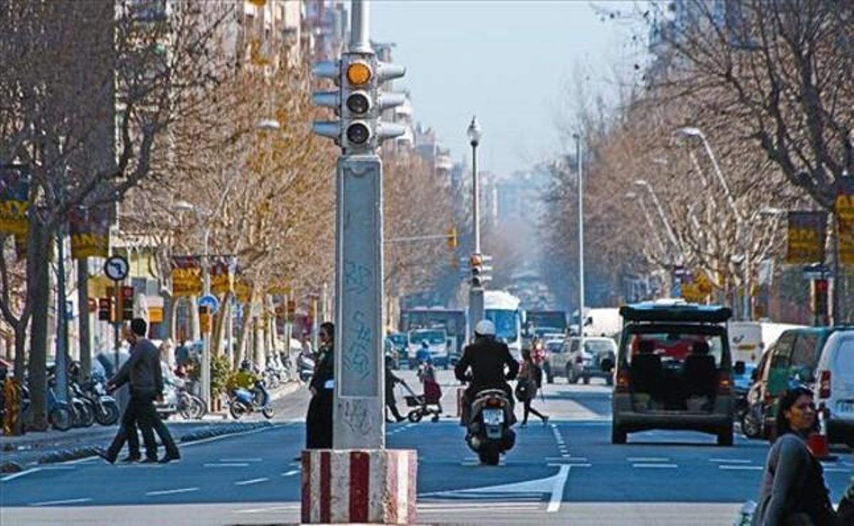 Los antiguos semáforos en el centro de los cruces de Urgell con Buenos Aires y, al fondo, Londres, ayer. Los antiguos semáforos en el centro de los cruces de Urgell con Buenos Aires y, al fondo, Londres, ayer.