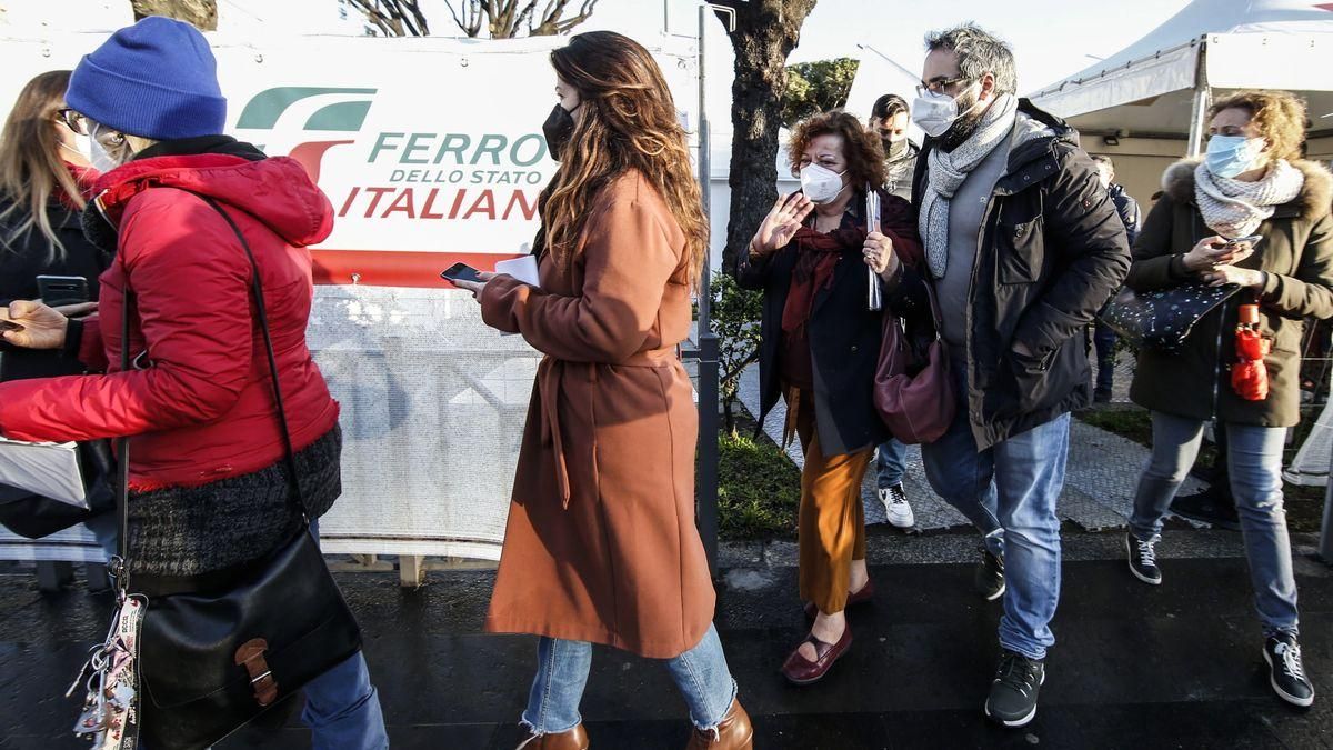 Puesto de vacunación en la estación de Termini, en Roma. Puesto de vacunación en la estación de Termini, en Roma.