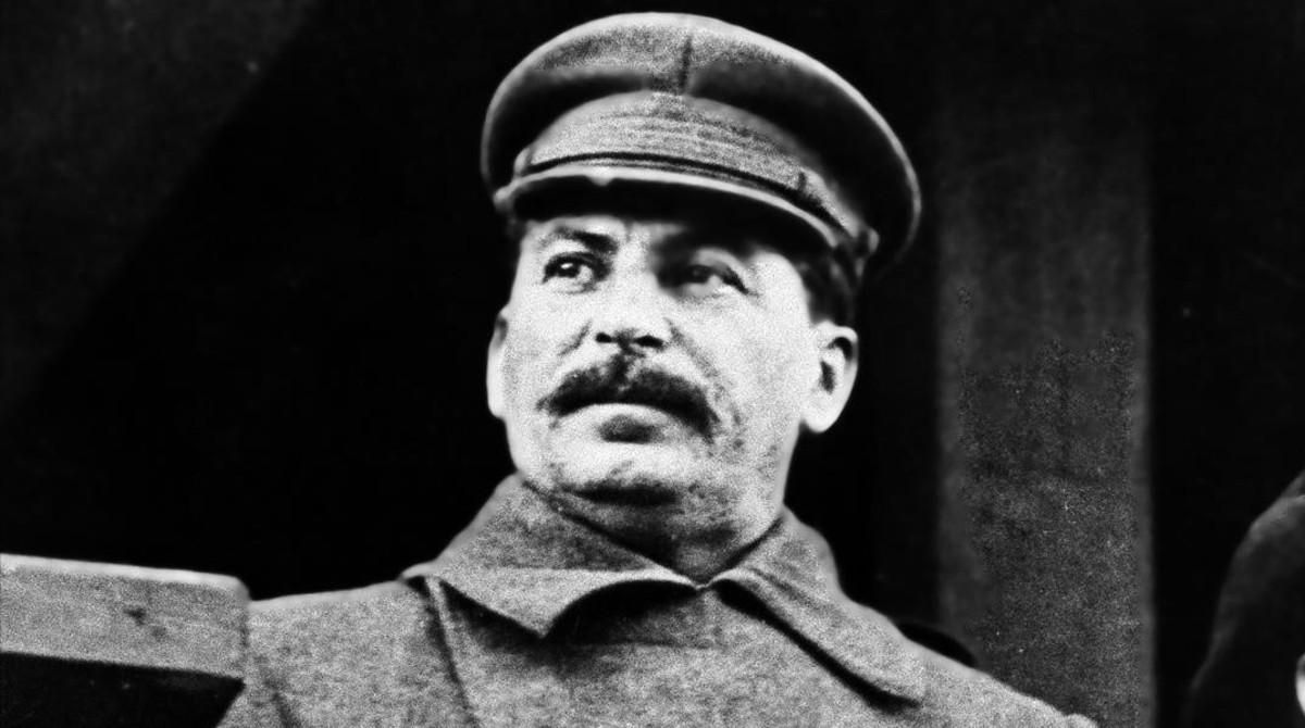 Jugando en la plaza Roja para entretener a Stalin Jugando en la plaza Roja para entretener a Stalin