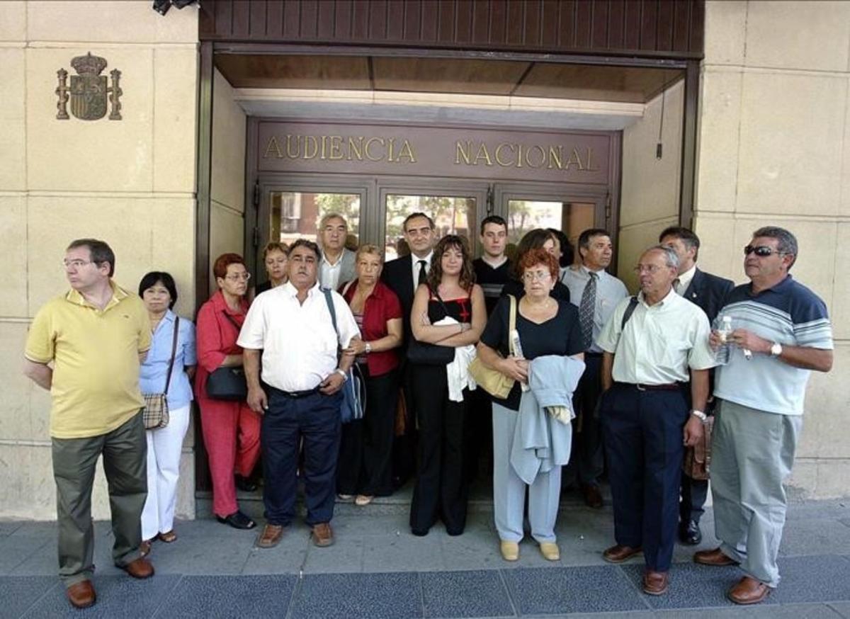 Familiares de las víctimas del atentado de Hipercor delante de la Audiencia Nacional.