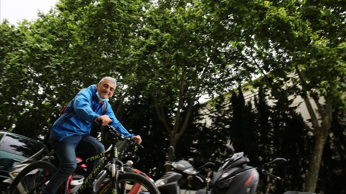 Un ciclista pasa por delante de una frondosa y, en primavera, irritante hilera de plátanos de Barcelona Un ciclista pasa por delante de una frondosa y, en primavera, irritante hilera de plátanos de Barcelona