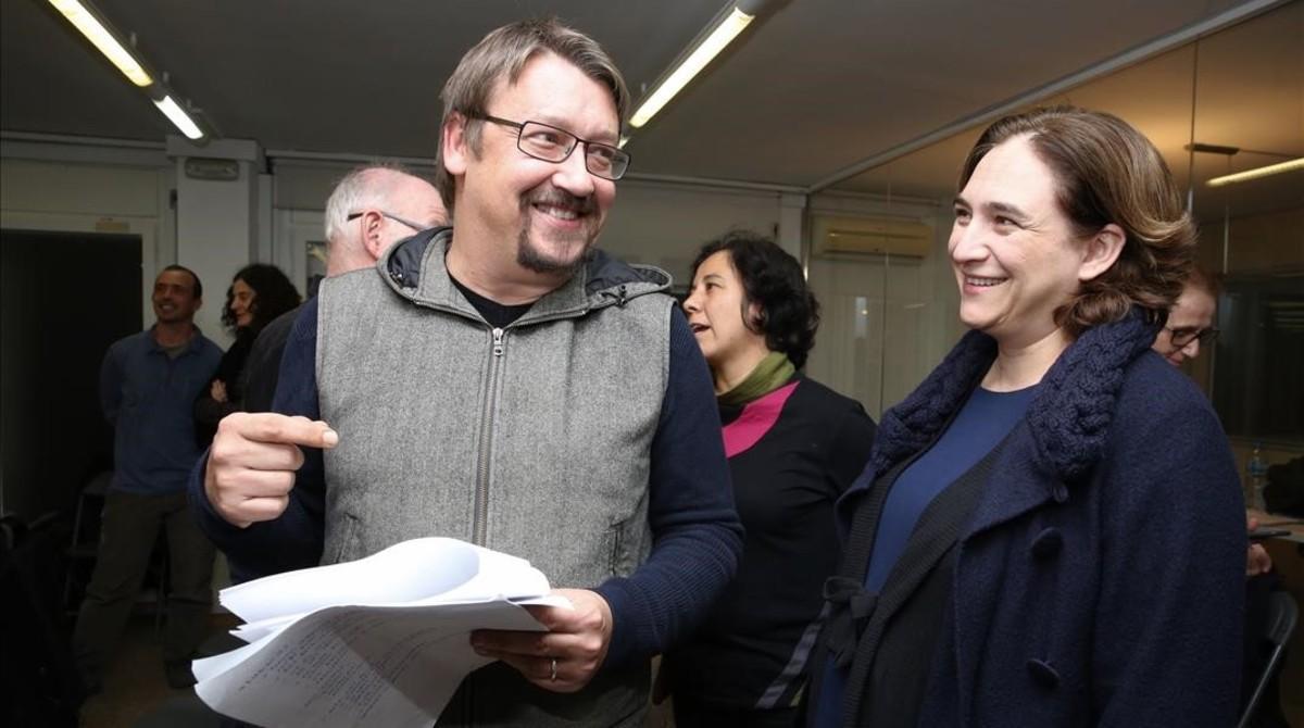 El portavoz de En Comú Podem en el Congreso, Xavier Domènech, y la alcaldesa de Barcelona, Ada Colau, el pasado 19 de diciembre.