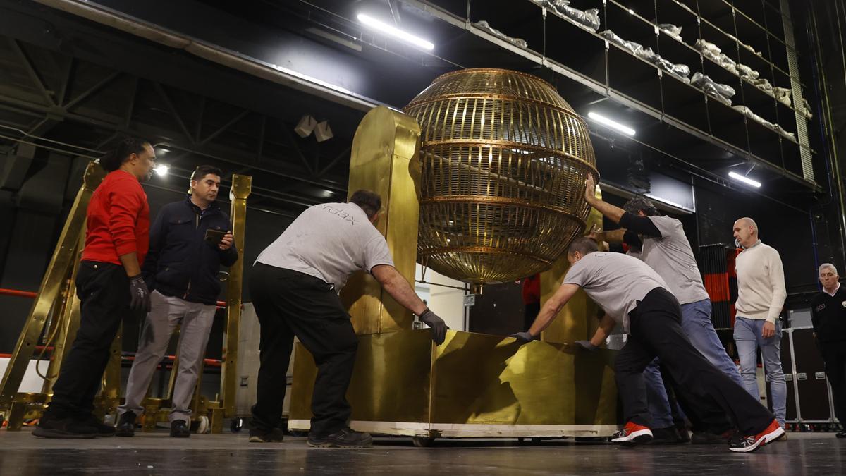 Los Bombos Del Sorteo De La Lotería De Navidad Llegan Al Teatro Real ...