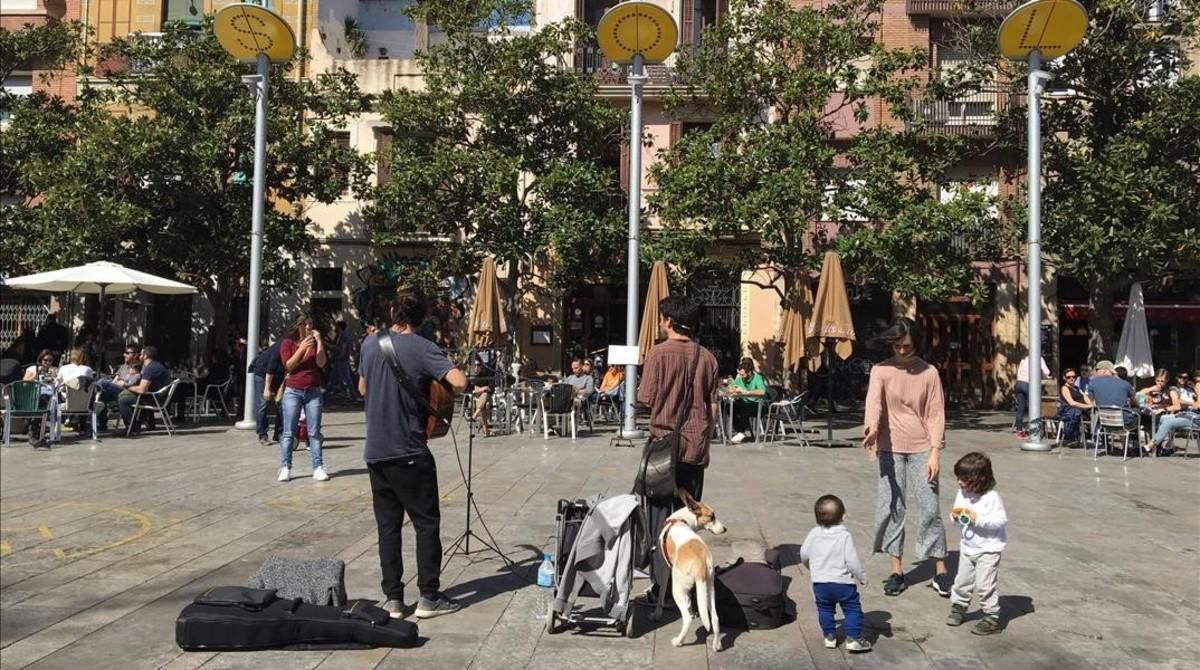 Nicolás (a la derecha, con su perra Almendra) e Iván, tocan chacareras, un género argentino, en la plaza del Sol. Nicolás (a la derecha, con su perra Almendra) e Iván, tocan chacareras, un género argentino, en la plaza del Sol.