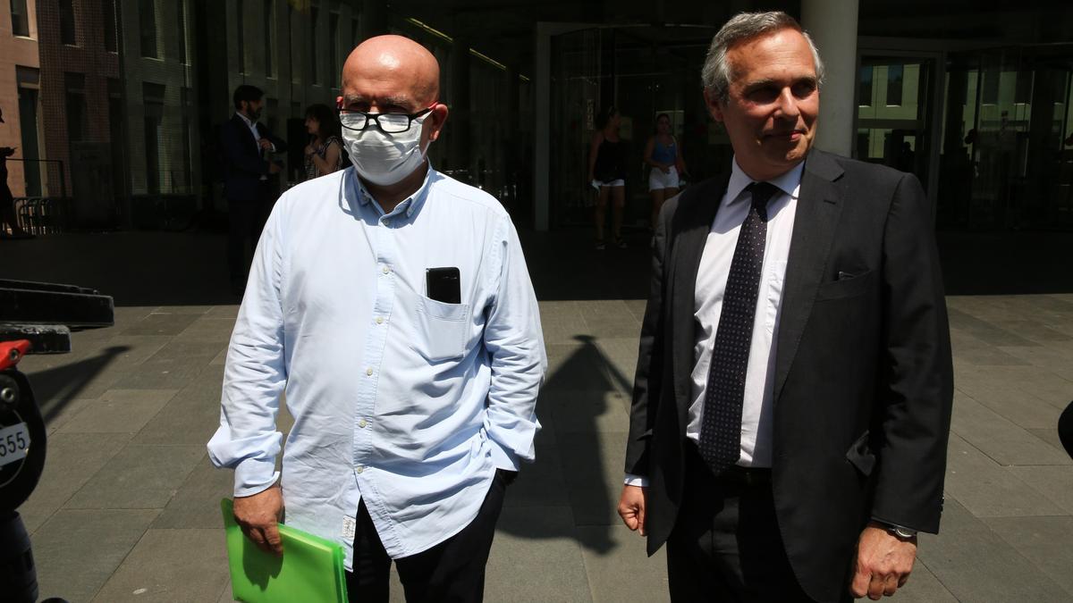 El abogado Gonzalo Boye (izquierda) y Josep Lluis Alay, saliendo de la Ciutat de la Justícia de Barcelona, este lunes.