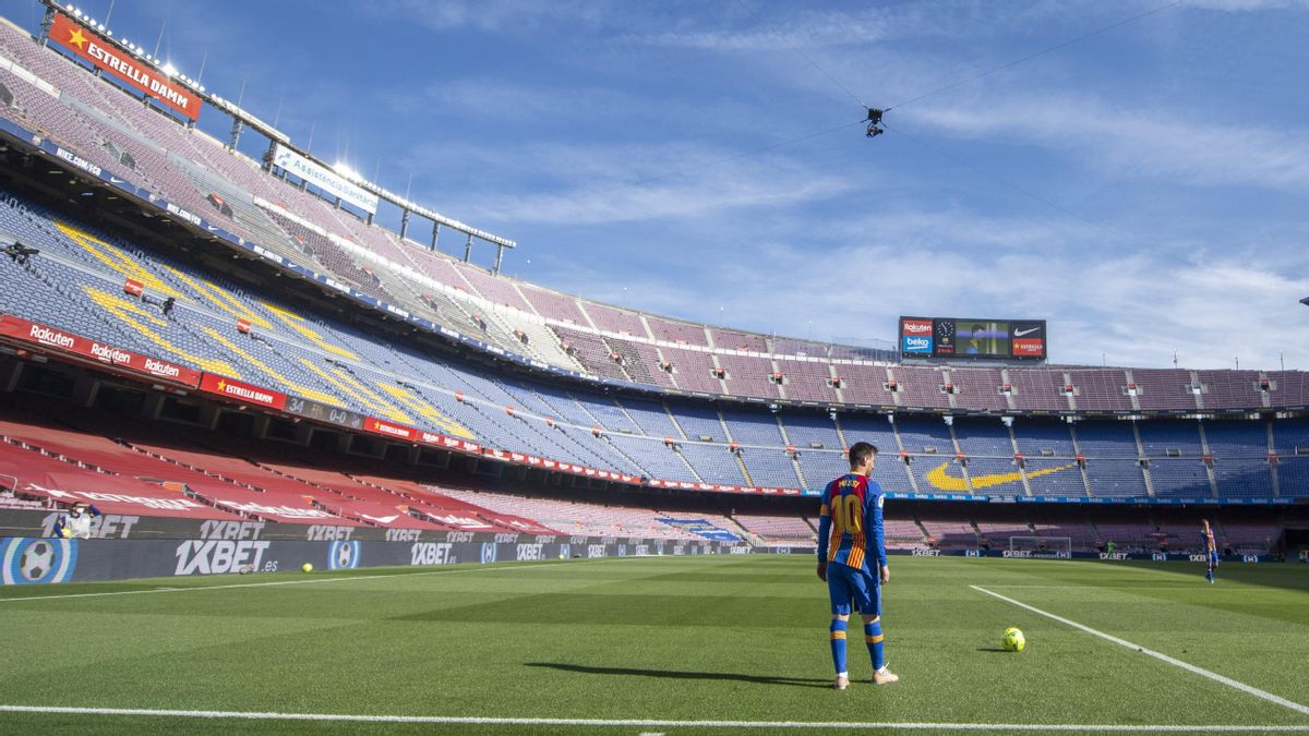 Messi se dispone a lanzar una falta en un Camp Nou completamente vacío. Messi se dispone a lanzar una falta en un Camp Nou completamente vacío.