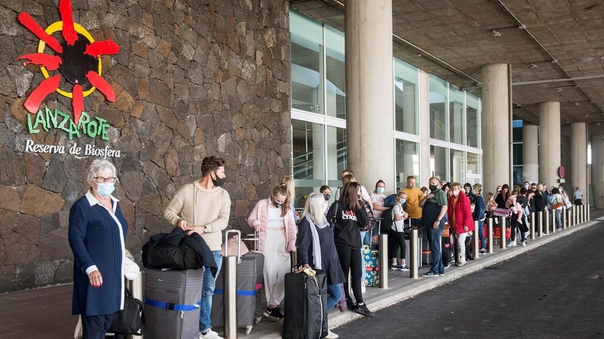 Varios turistas hacen cola para tomar un taxi a su llegada al aeropuerto César Manrique de Lanzarote, el pasado noviembre. Varios turistas hacen cola para tomar un taxi a su llegada al aeropuerto César Manrique de Lanzarote, el pasado noviembre.