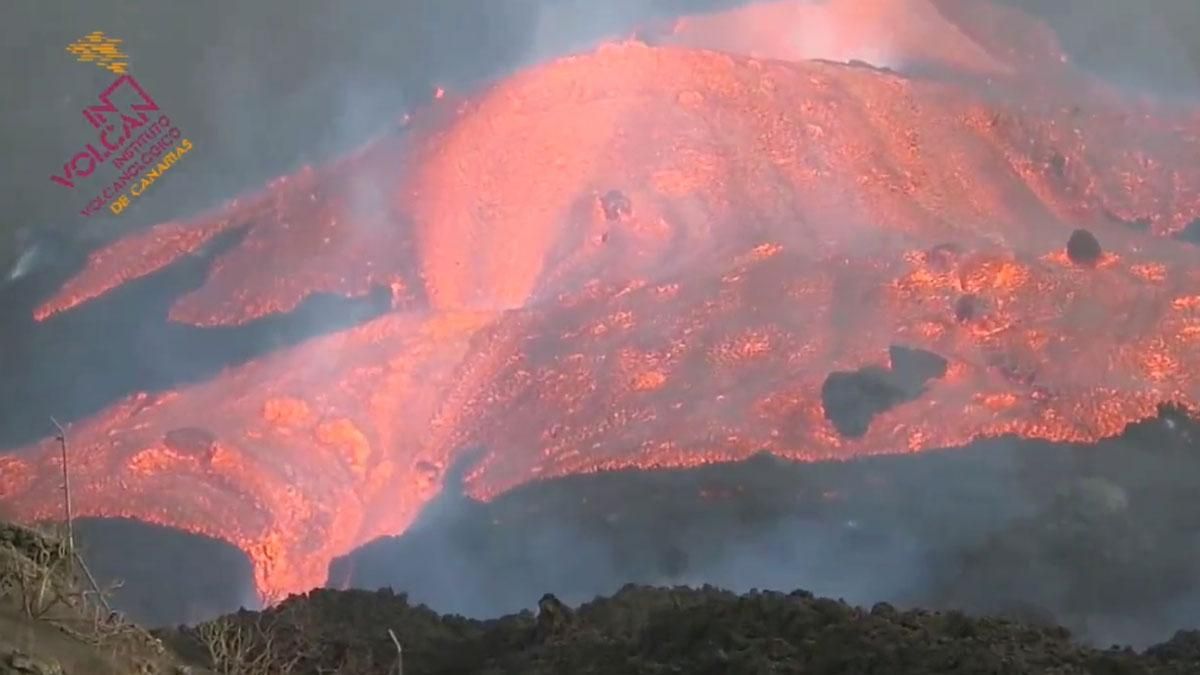La lava baja a toda velocidad del volcán de La Palma. La lava baja a toda velocidad del volcán de La Palma.
