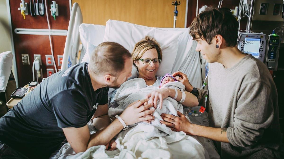 Cecile Eledge, con el bebé en los brazos, entre su hijo Matthew (izquierda) y su yerno Elliott.