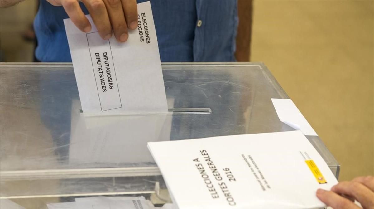 Una urna en las elecciones generales de junio del 2016. Una urna en las elecciones generales de junio del 2016.