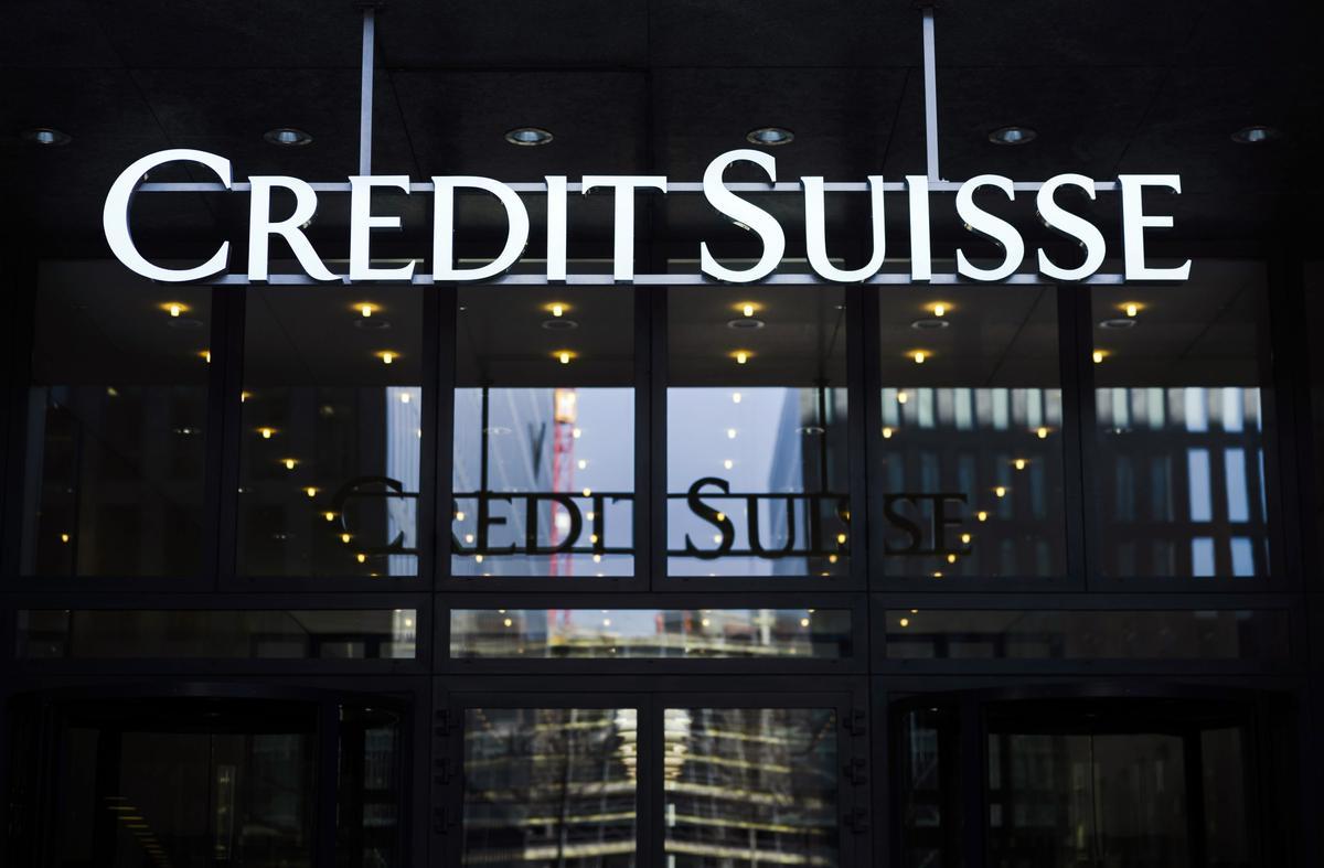 Els mercats acullen amb temor la compra de Credit Suisse per UBS
