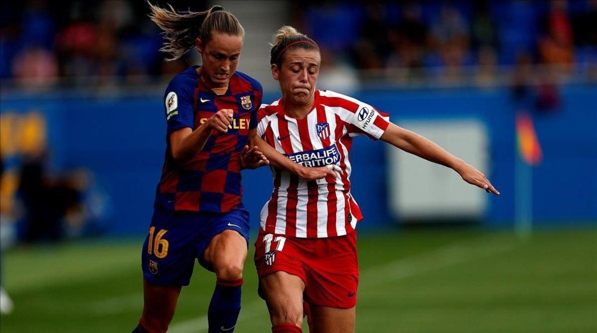 La noruega Caroline Graham y la extremeña Carmen Meyano disputan el balón durante el Barça-Atlético del pasado sábado en el estadio Johan Cruyff. La noruega Caroline Graham y la extremeña Carmen Meyano disputan el balón durante el Barça-Atlético del pasado sábado en el estadio Johan Cruyff.