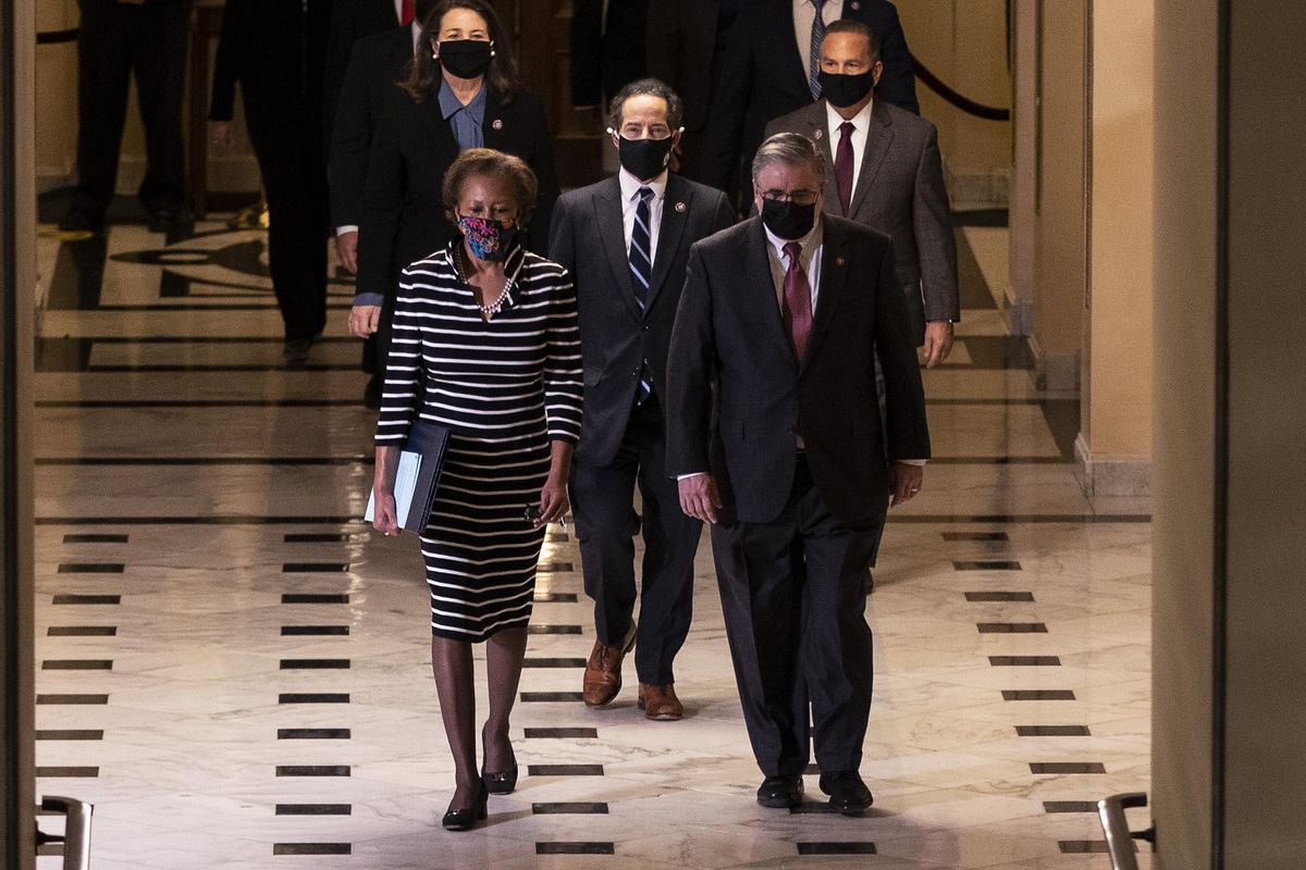 Miembros de la Cámara de Representantes cruzan el Capitolio para entregar al Senado el artículo por el que reclaman el ’impeachment’ de Trump. Miembros de la Cámara de Representantes cruzan el Capitolio para entregar al Senado el artículo por el que reclaman el ’impeachment’ de Trump.