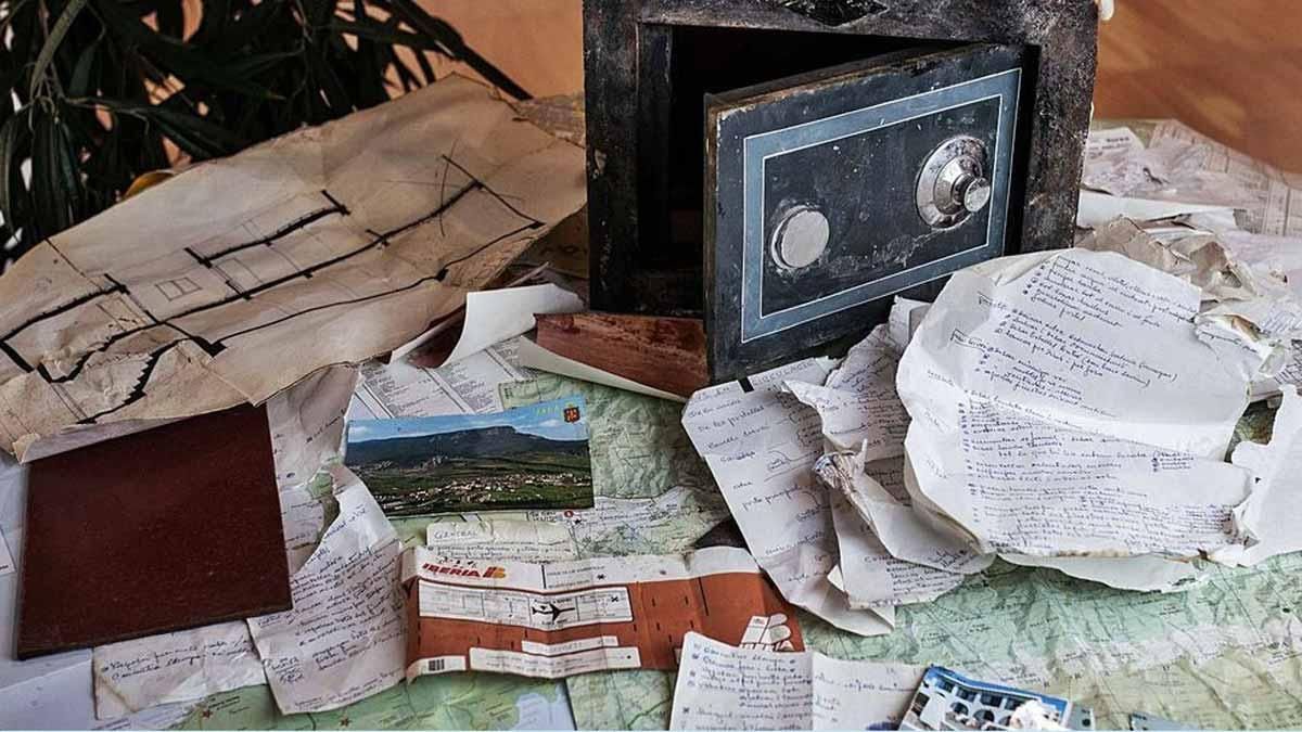 La caja fuerte, junto a parte de su contenido. La caja fuerte, junto a parte de su contenido.