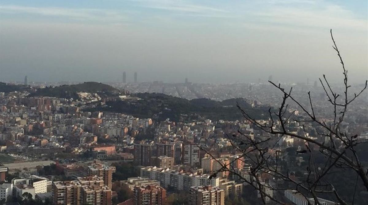 Episodio de contaminación sobre la ciudad de Barcelona, este jueves.