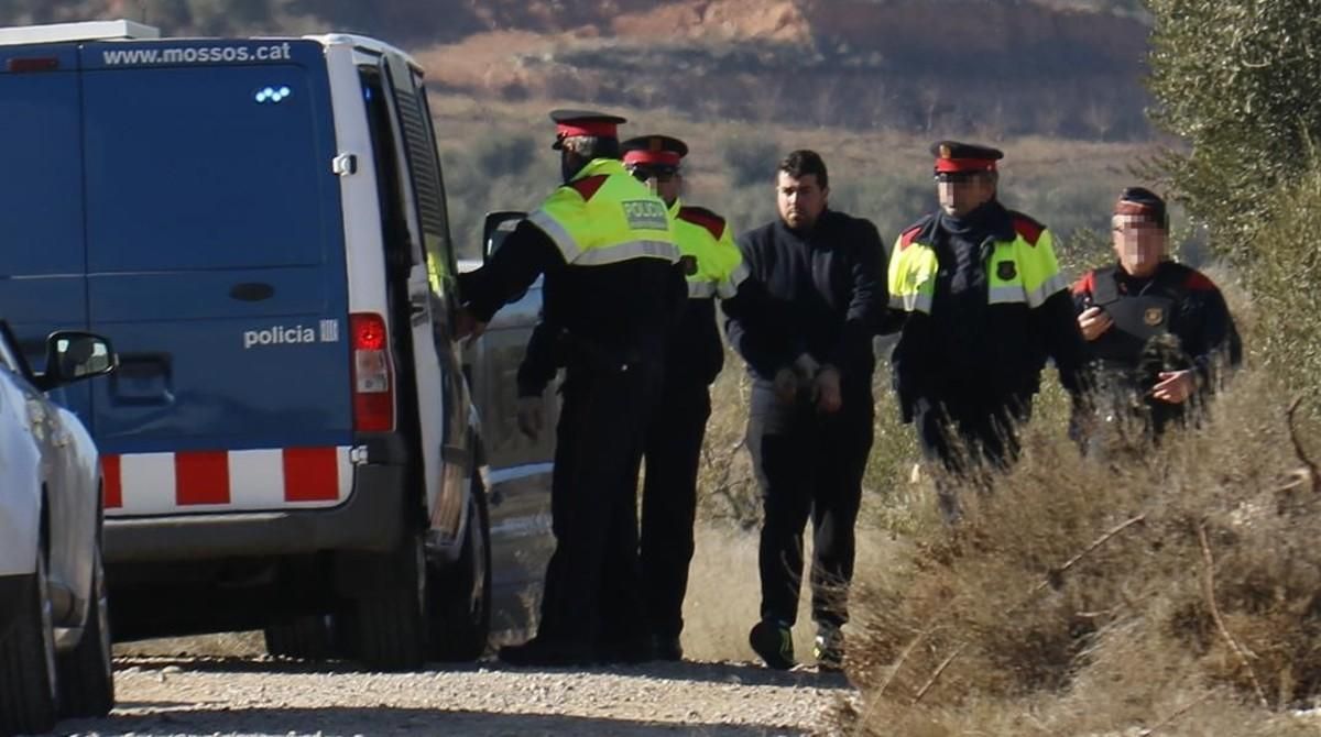 El asesino de los dos agentes rurales en Aspa, durante un reconocimiento del lugar de los hechos, el pasado mes de enero. El asesino de los dos agentes rurales en Aspa, durante un reconocimiento del lugar de los hechos, el pasado mes de enero.