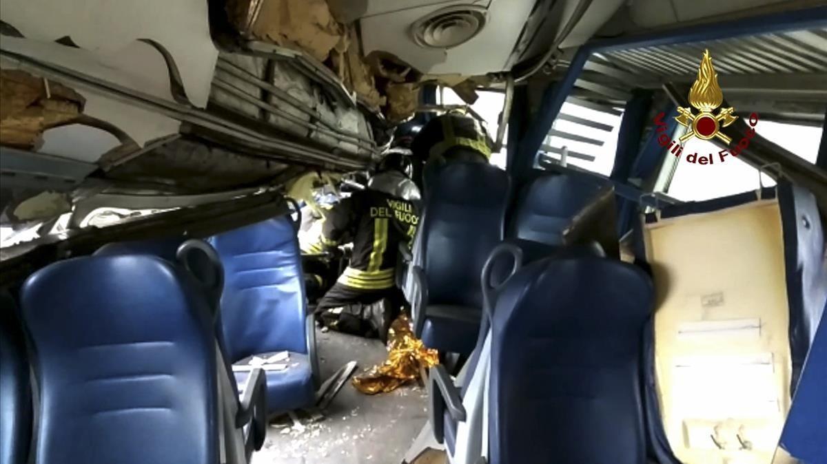 Imagen del interior de un vagón facilitada por los bomberos.