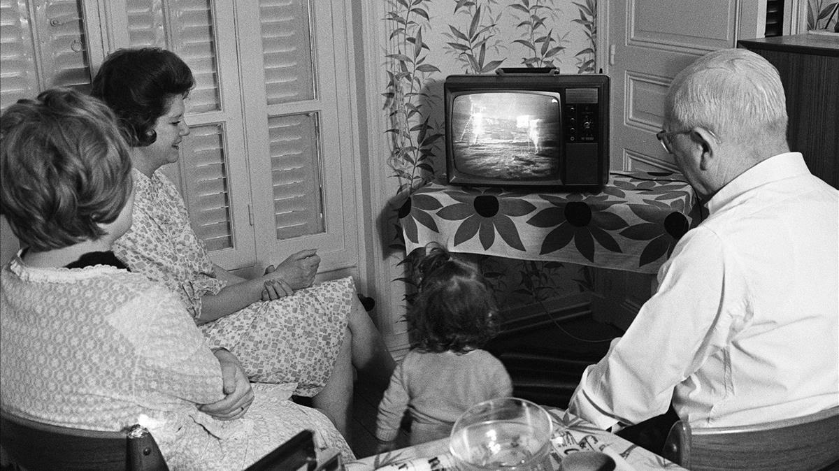 Una familia parisina observa en directo la llegada del hombre a la Luna el 21 de julio del 1969