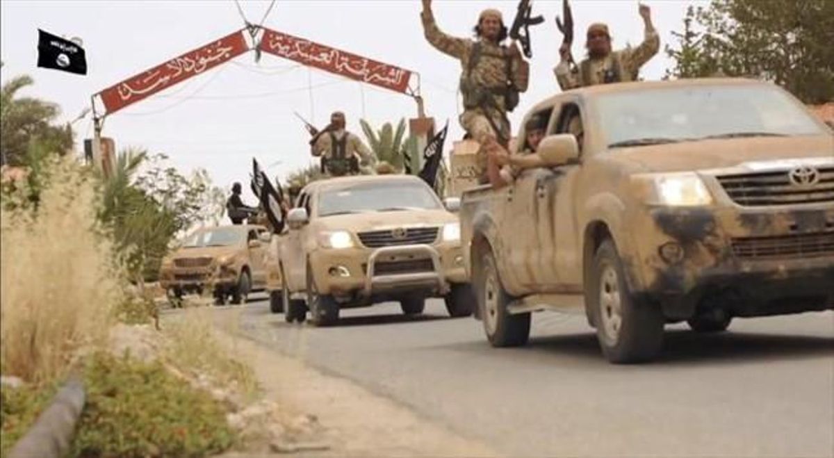 Una imagen tomada de un vídeo difundido en un medio yihadista muestra una supuesta caravana de combatientes del Estado Islámico en Siria. Una imagen tomada de un vídeo difundido en un medio yihadista muestra una supuesta caravana de combatientes del Estado Islámico en Siria.