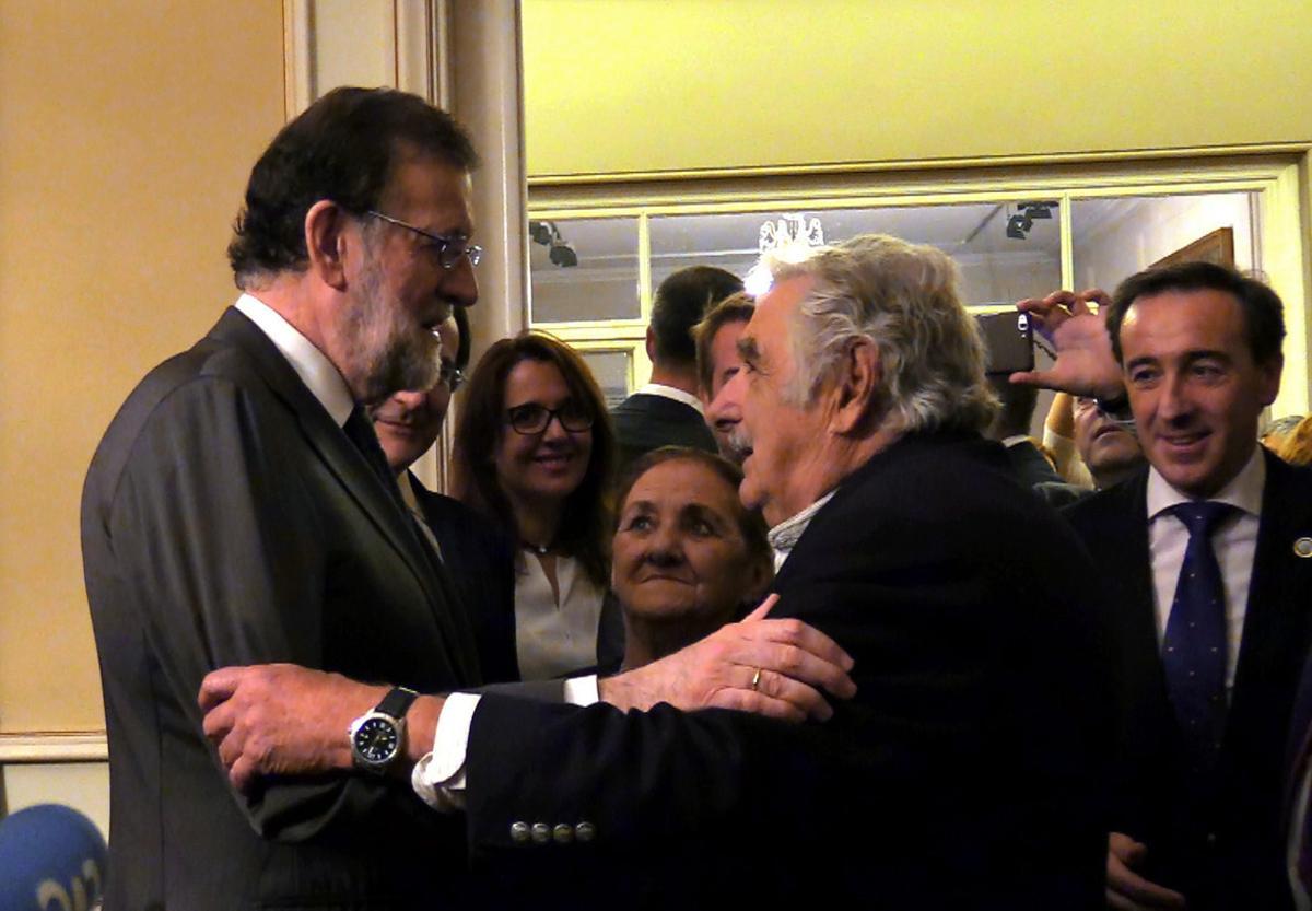  Rajoy saluda al expresidente de Uruguay José Mujica, este martes en Montevideo.