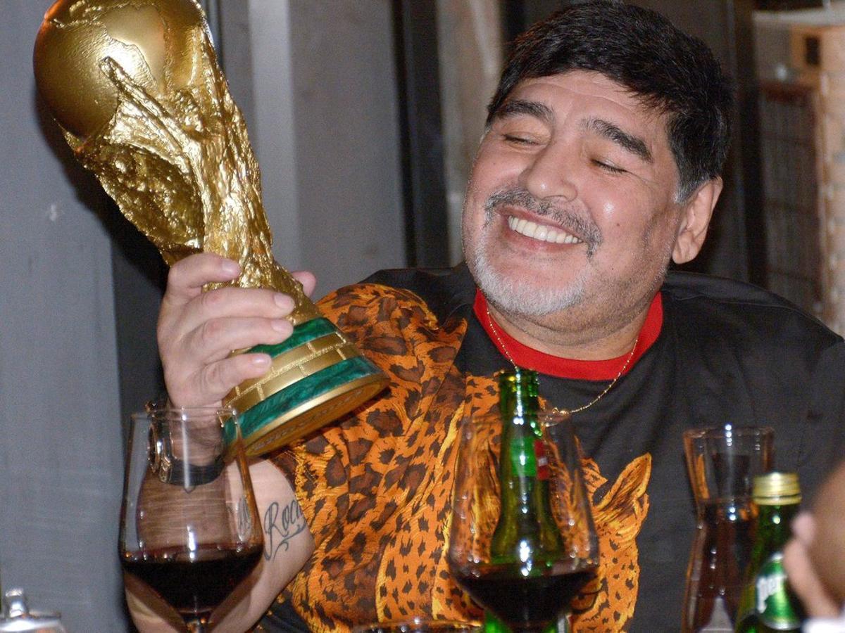 Maradona que sostiene una réplica de la Copa del Mundo en su época como técnico de los Dorados de Sinaloa, el 6 de noviembre del 2018, durante una cena en la que no faltó el vino, una de sus bebidas favoritas.
