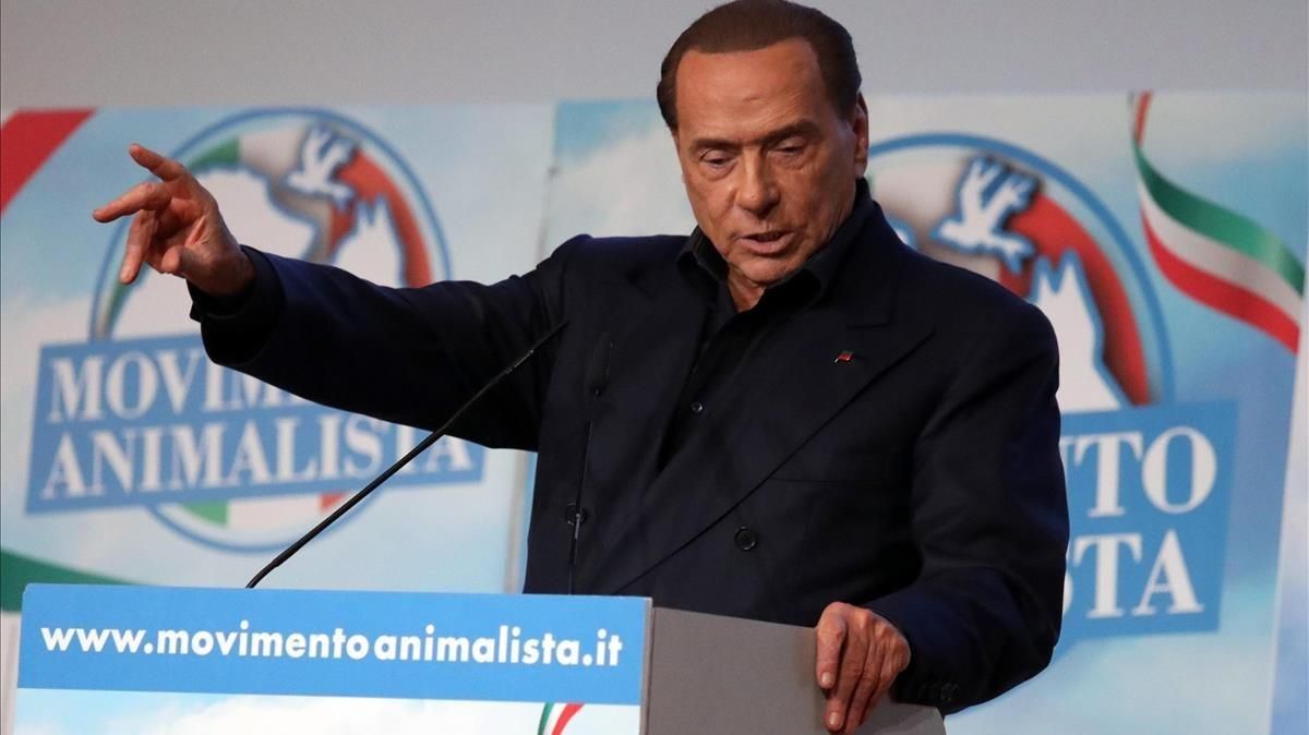 Berlusconi pronuncia un discurso en un mitin organizado por el Movimiento Animalista, en Milán, el 20 de enero. Berlusconi pronuncia un discurso en un mitin organizado por el Movimiento Animalista, en Milán, el 20 de enero.