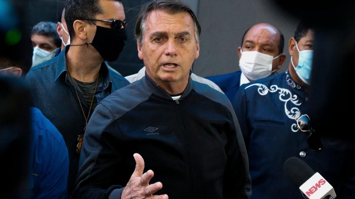 Jair Bolsonaro se dirige a los medios tras recibir el alta en el Hospital Vila Nova Star, en Sao Paulo. Jair Bolsonaro se dirige a los medios tras recibir el alta en el Hospital Vila Nova Star, en Sao Paulo.