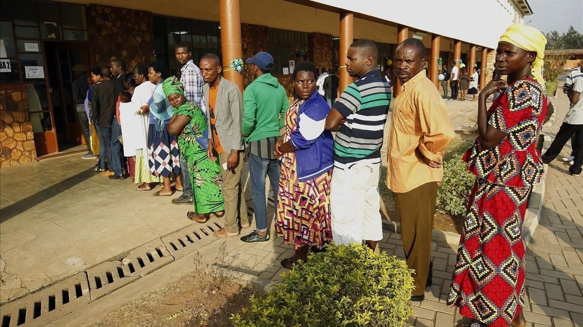 Varias personas hacen cola para votar en las elecciones en un colegio electoral en Kigali, el 4 de agosto. Varias personas hacen cola para votar en las elecciones en un colegio electoral en Kigali, el 4 de agosto.