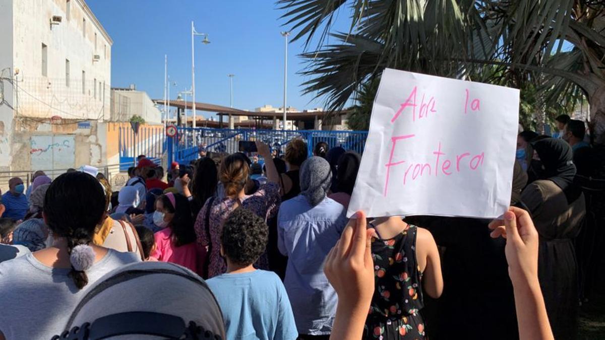 Decenas de personas piden la reapertura en la frontera de Melilla con Marruecos.