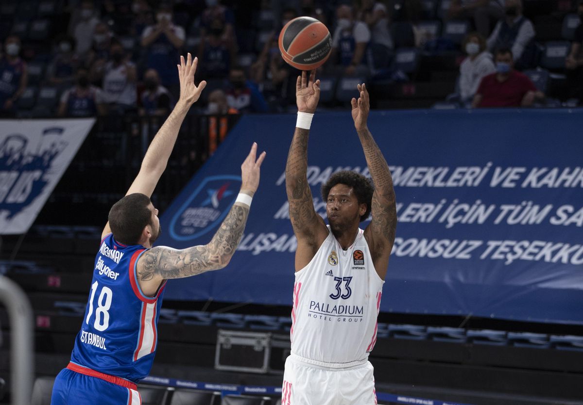 Thompkins lanza un triple en presencia de Moerman Thompkins lanza un triple en presencia de Moerman