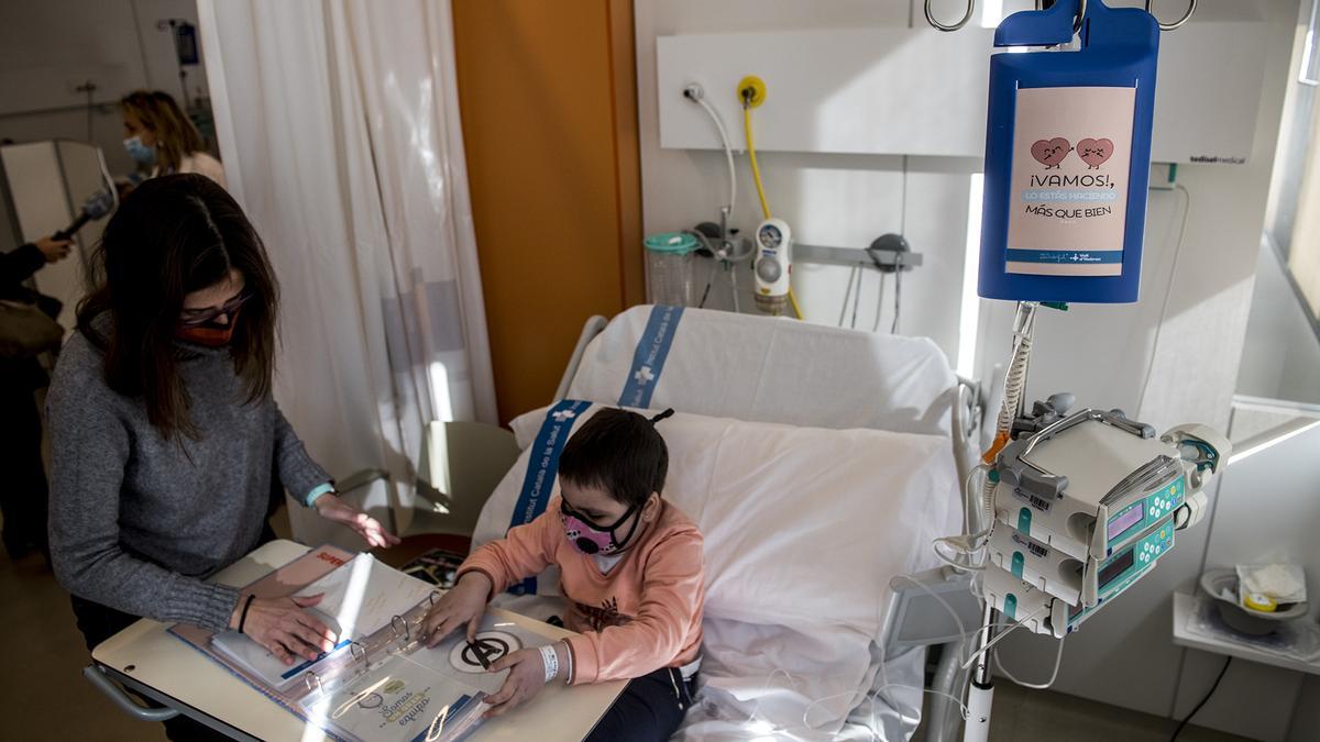 Una paciente oncológica en el Hospital Vall d’Hebron de Barcelona.