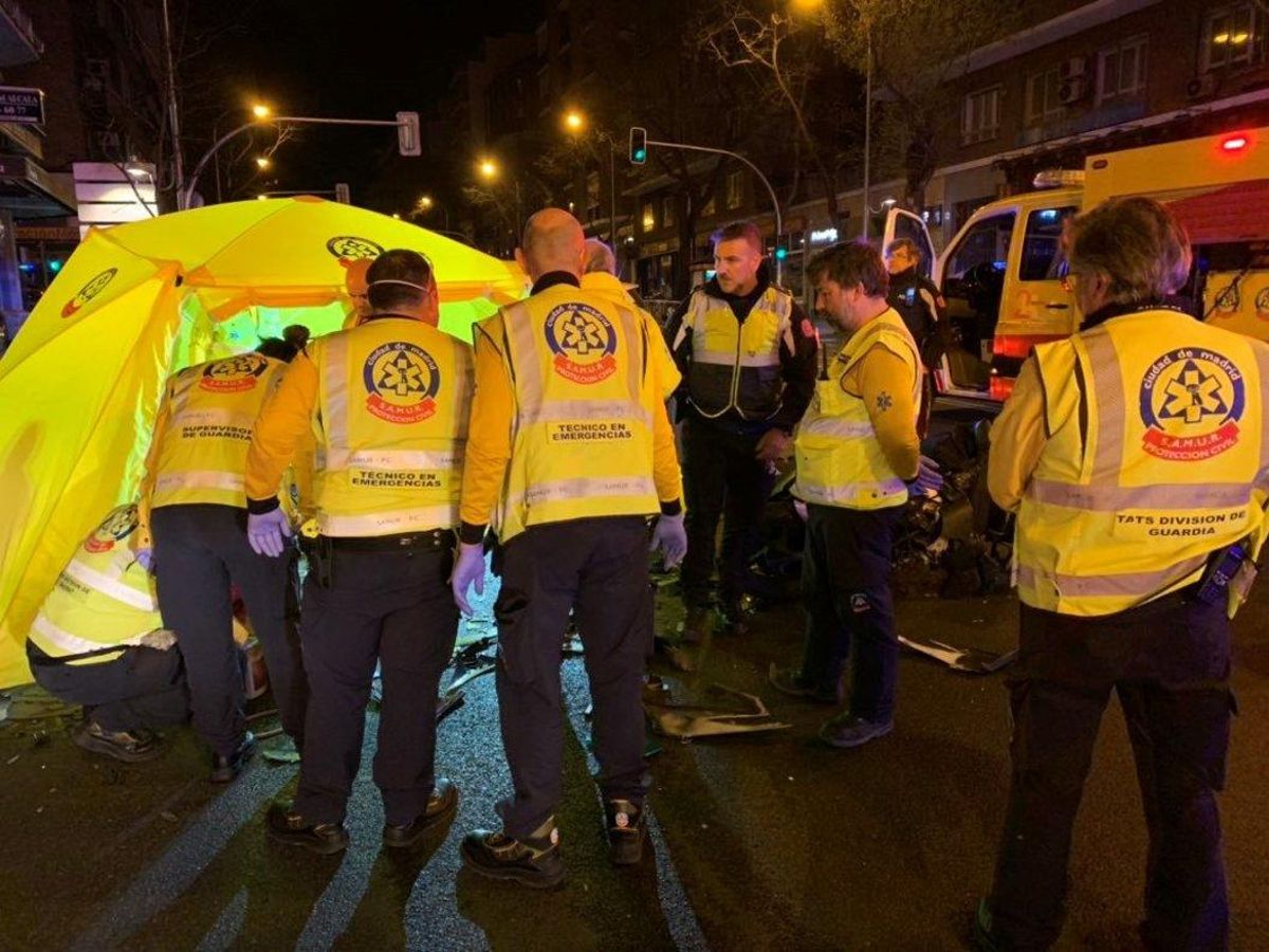 El Samur atiende a una víctima de un accidente de tráfico en la calle Alcalá. El Samur atiende a una víctima de un accidente de tráfico en la calle Alcalá.