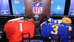 Exposición de las camisetas de Los Angeles Rams y Cincinnati Bengals y el trofeo de la 56ª Super Bowl.