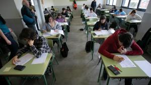 Alumnos de primero de Bachillerato realizan una prueba piloto de las futuras PAU, el 14 de marzo.