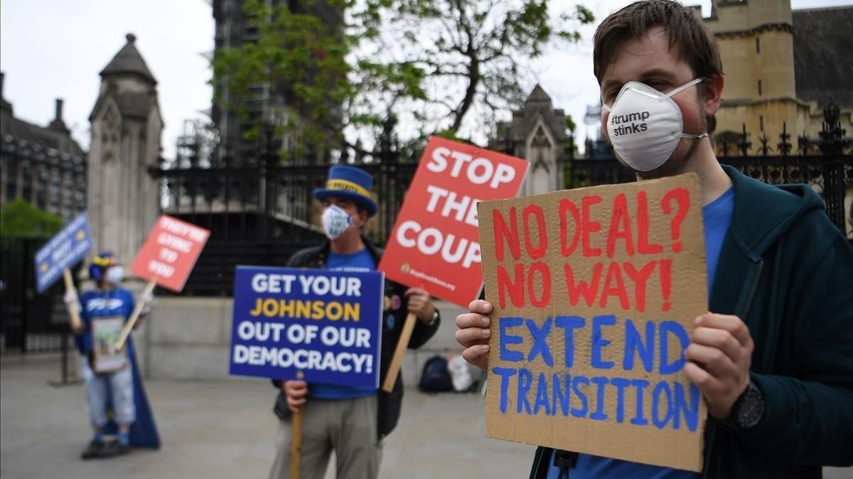 Manifestantes ’antibrexit’ este miércoles frente al Parlamento británico en Londres. Manifestantes ’antibrexit’ este miércoles frente al Parlamento británico en Londres.