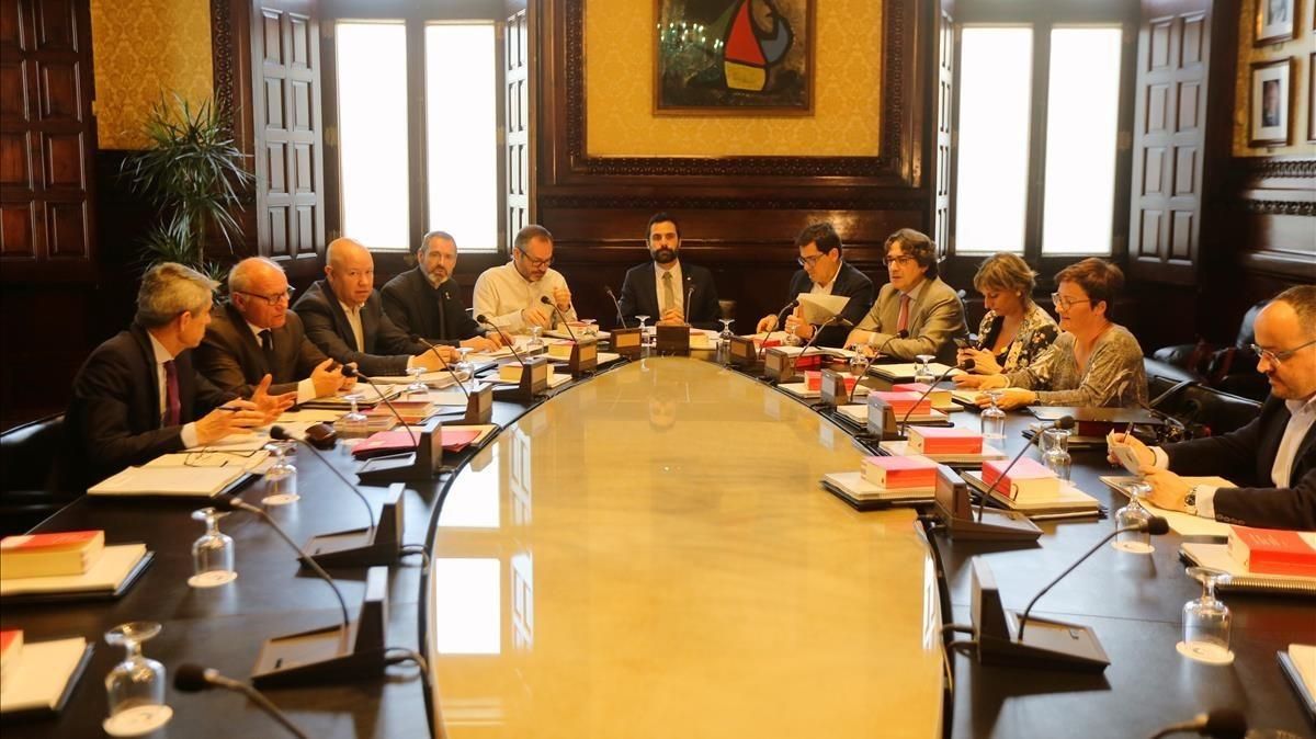 La Mesa del Parlament reunida, el pasado abril. La Mesa del Parlament reunida, el pasado abril.