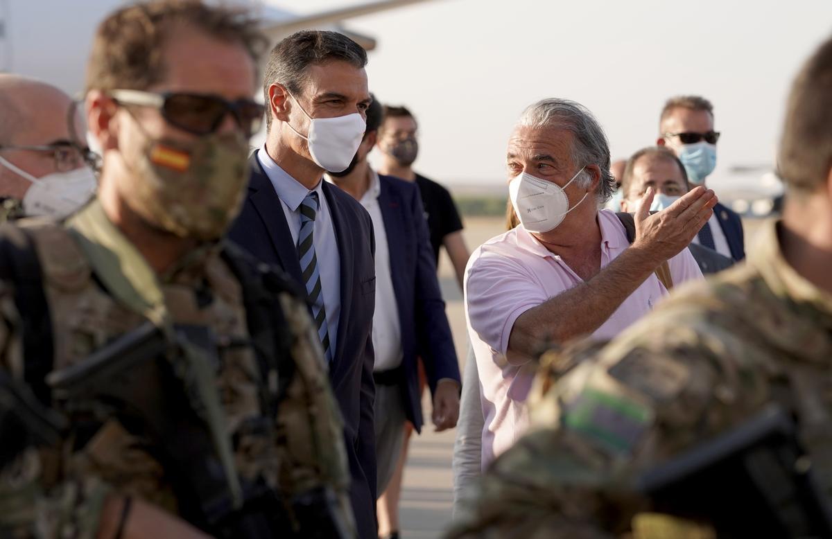 El presidente del Gobierno, Pedro Sánchez, y Gabriel Ferrán, embajador en Afganistán, a la llegada de este a la base de Torrejón de Ardoz, el pasado 27 de agosto de 2021.