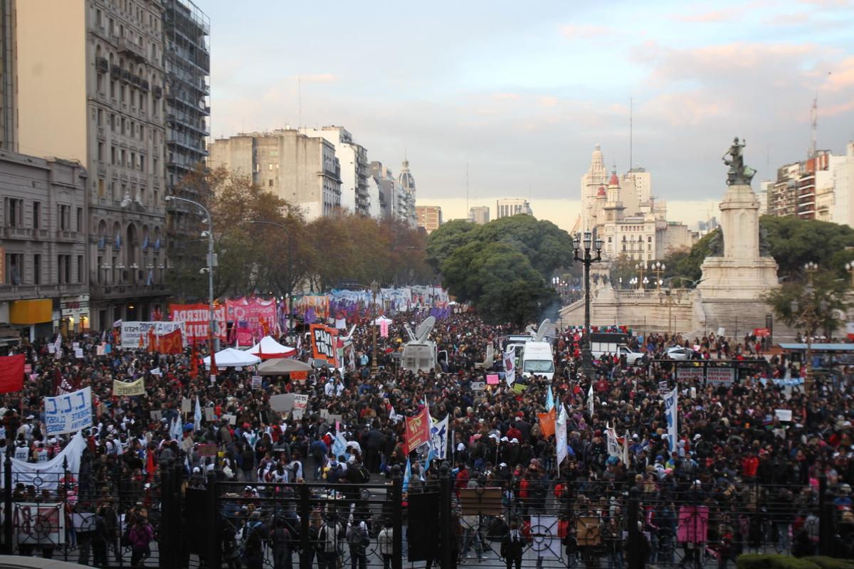 Miles de personas marchan en Buenos Aires para protestar contra la violencia machista al grito de Ni Una Menos.